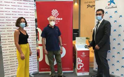 CaixaBank instala en el centro comercial Parque Rioja de Logroño un «cepillo digital» para facilitar los donativos a Cáritas La Rioja