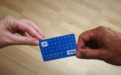 Caixabank dona a Cáritas La Rioja 300 tarjetas sociales con un valor total de 10.000 euros