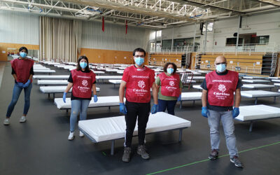 Un grupo de voluntarios de Cáritas acompaña a los tempreros en el albergue de Logroño