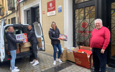 El DUX Logroño entrega a Cáritas La Rioja un centenar de juguetes recogidos en una campaña solidaria