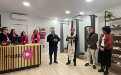 El obispo de Calahorra y La Calzada-Logroño bendice Moda Re-, la tienda de ropa de segunda mano de Cáritas La Rioja en Logroño