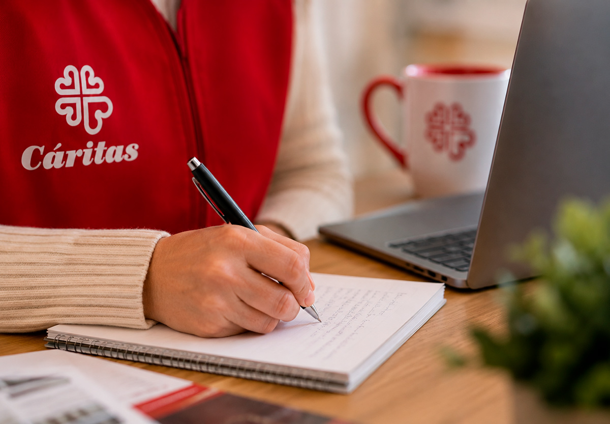 Persona escribiendo un texto