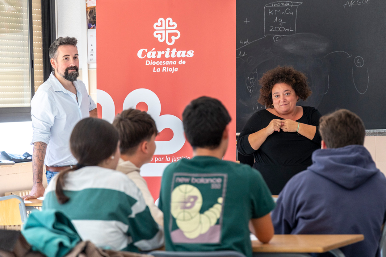 Técnicos de Cáritas La Rioja ofrecen una charla en un centro escolar