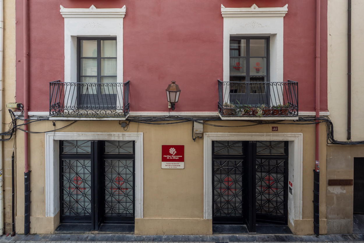Entrada principal a la sede de Cáritas La Rioja en Logroño