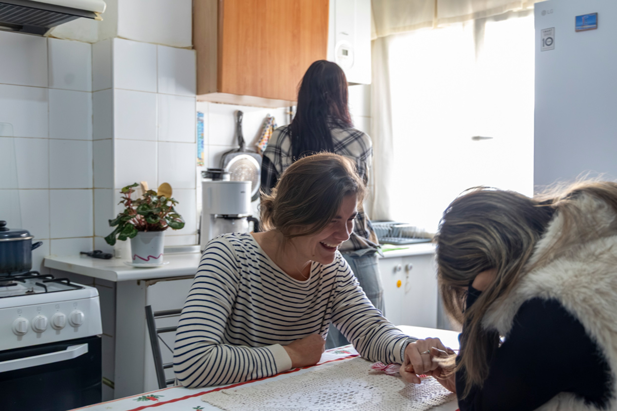 Mujeres del proyecto de Alojamientos Temporales acompañadas por una técnica de Cáritas La Rioja
