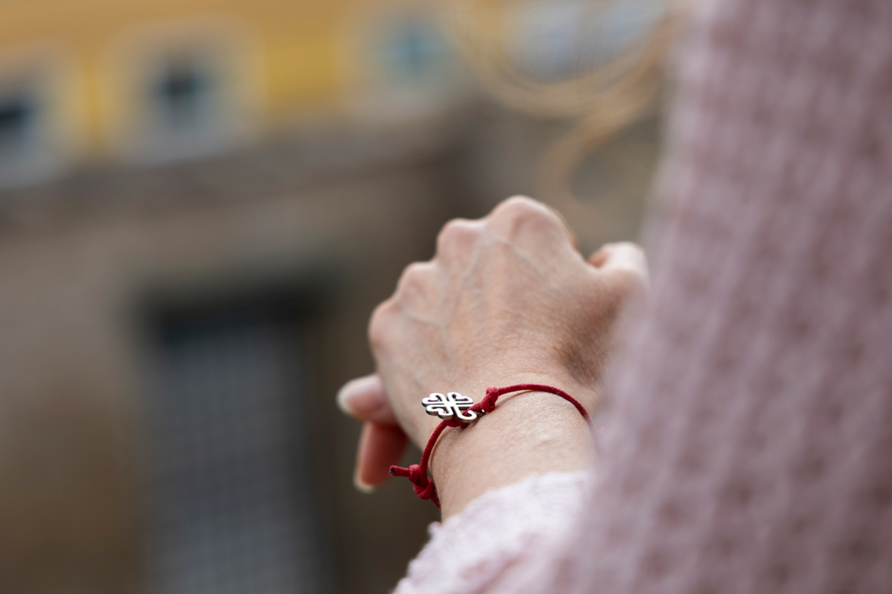 Pulsera de Cáritas La Rioja en la muñeca de una persona